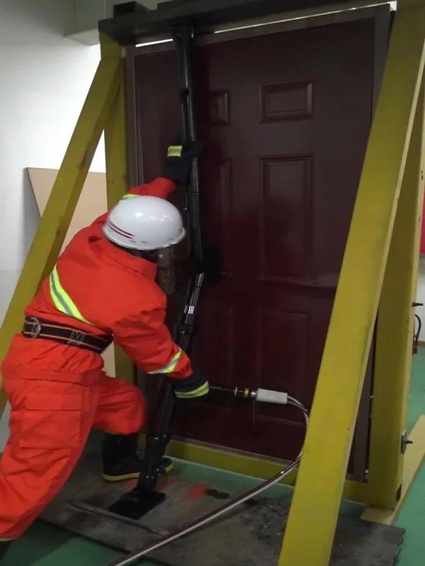 一款可以同時(shí)打開(kāi)內(nèi)開(kāi)門(mén)和外開(kāi)門(mén)的破門(mén)神器！