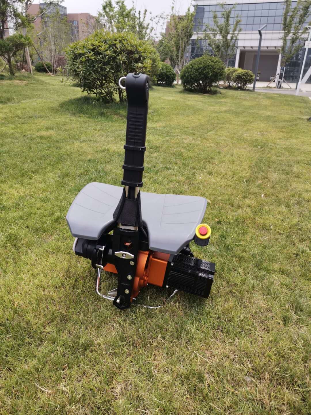 最危險的救援，理應(yīng)有更安全的裝備，座椅式自動升降機電動上升器，專為高層救援，風(fēng)電作業(yè)設(shè)計